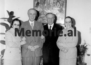 Letra e panjohur e Mehmet Shehut: “Unë dhe Fiqreti do vdesim rehat, kur t’ja shlyejmë gabimin Partisë, kur të martohesh me një vajzë të mirë…”/ Çfarë shkruante kryeministri për djalin në Suedi, 3 dhjetor 1981?!