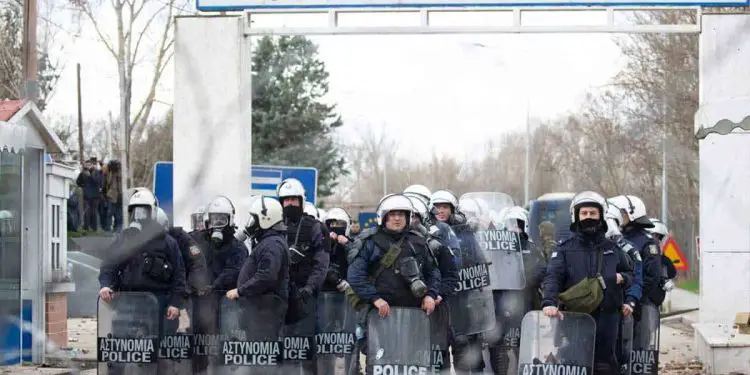 “Ndërsa grekët na jepnin bukë me dorë në zemër, ne plaçkitnim njeri tjetrin, sepse, ishim produkt i ‘njeriut të ri’, siç bënim dikur, kur vidhnim edhe brekët në…”/ Refleksionet e emigrantit shqiptar nga Italia ·
