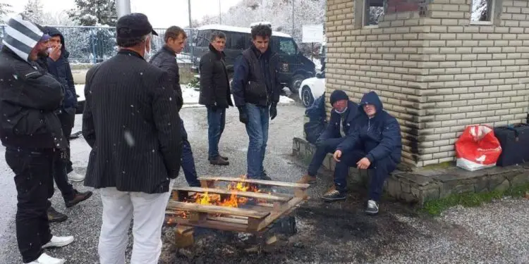 “Ndërsa grekët na jepnin bukë me dorë në zemër, ne plaçkitnim njeri tjetrin, sepse, ishim produkt i ‘njeriut të ri’, siç bënim dikur, kur vidhnim edhe brekët në…”/ Refleksionet e emigrantit shqiptar nga Italia ·