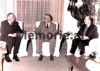 “Neli im i dashur, ti s’duhet të synoje në asnjë mënyrë te vajza e Qazim Turdiut, për t’u fejuar me të, pasi…”! / Zbulohet letra e panjohur e Mehmet Shehut, për djalin e tij Skënderin në Suedi, 3 dhjetor 1981