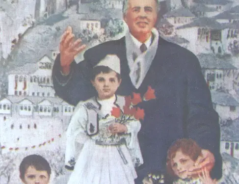 “Shkrimi i Xhevahir Spahiut për mua në ‘Zëri i Popullit’, më solli në Tiranë, por kur pikturova Enver Hoxhën me flokë të gjata, më thirrën në Komitetin Qendror, ku…”/ Dëshmia e rrallë e “mbretit” të akuarelit