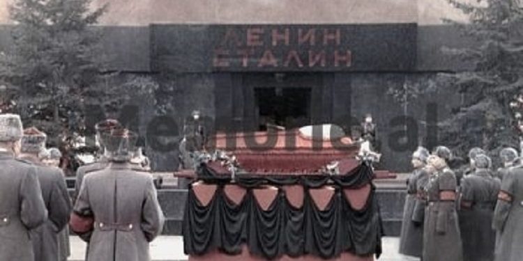 “Nga Liri Belishova, Beqir Balluku, e Spiro Koleka, dhe përse Enver Hoxha, nuk mori pjesë….”? / Zbulohen dy fotot e rralla të delegacionit zyrtar shqiptar, në ceremonitë e vdekjes së Stalinit, Moskë, mars 1953