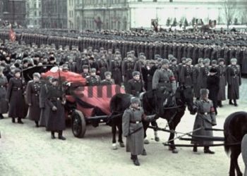 “Nga Liri Belishova, Beqir Balluku, e Spiro Koleka, dhe përse Enver Hoxha, nuk mori pjesë….”? / Zbulohen dy fotot e rralla të delegacionit zyrtar shqiptar, në ceremonitë e vdekjes së Stalinit, Moskë, mars 1953