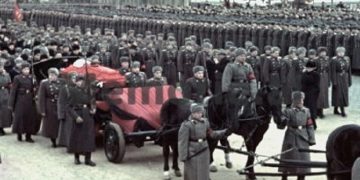 “Nga Liri Belishova, Beqir Balluku, e Spiro Koleka, dhe përse Enver Hoxha, nuk mori pjesë….”? / Zbulohen dy fotot e rralla të delegacionit zyrtar shqiptar, në ceremonitë e vdekjes së Stalinit, Moskë, mars 1953