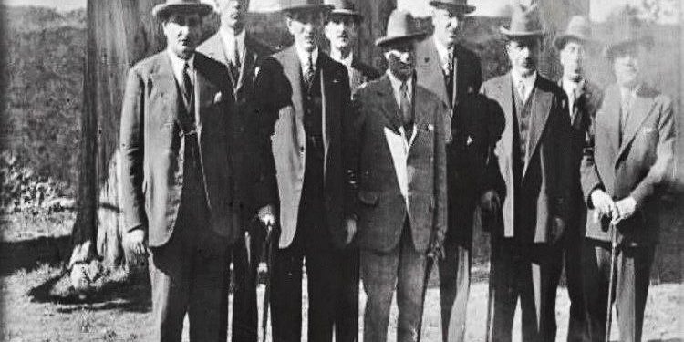 “Kushdo që, me qëllim përfitimi në vënde publike, angazhon çëngina ose të tjera femëna, për me tërheq njërëzinë dhe i vën ato në dispozicion klientëve, ndëshkohet…“Si dënohej prostitucioni në Monarkinë e Zogut?