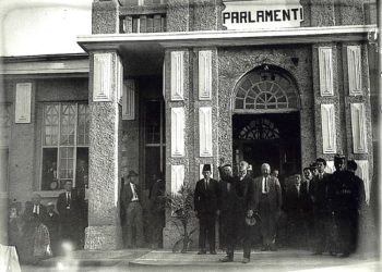 “Nëpunësi i Shtetit, q’asht i ngarkuem me blè, me shit, ose me i prokuruë, çdo lloj sende, në qoftë se përdor dhelpëninat në fabrikimin e këtyne, dënohet…”/ Ç’farë parashikonte Kodi Penal i vitit 1928?