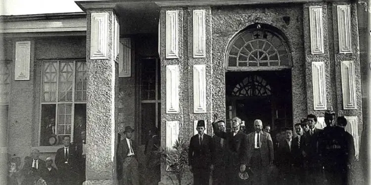 “Nëpunësi i Shtetit, q’asht i ngarkuem me blè, me shit, ose me i prokuruë, çdo lloj sende, në qoftë se përdor dhelpëninat në fabrikimin e këtyne, dënohet…”/ Ç’farë parashikonte Kodi Penal i vitit 1928?