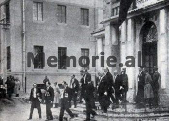 “Askush s’mund të pranohet për deputet, pa mbushun moshën 30 vjetshe, Kryetari i Republikës, nep dorëhekjen…”/ Si ishte ligji zgjedhjeve parlamentare në 1925-ën, nga rrogat, favoret, të drejtat, arrestimi, etj.