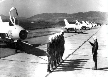 “Duke vrapuar, kërkoja me sy trupin e kolonelit, që e gjeta mes flakëve, ku digjej së bashku me avionin e tij…”/ Dëshmia e rrallë për ngjarjen tragjike të legjendës së aviacionit, Niko Hoxha