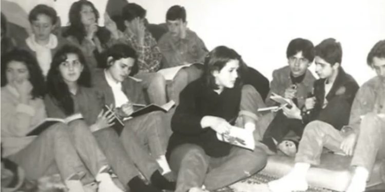 “Nga kishat e xhamitë, në kooperativë; transformimi i shoqërisë shqiptare nga ‘Fabrika e Ateizmit’…”! / Si e shfrytëzoi Enver Hoxha shtypin e shkollën, për të ‘prodhuar’ shoqërinë pa besimet fetare