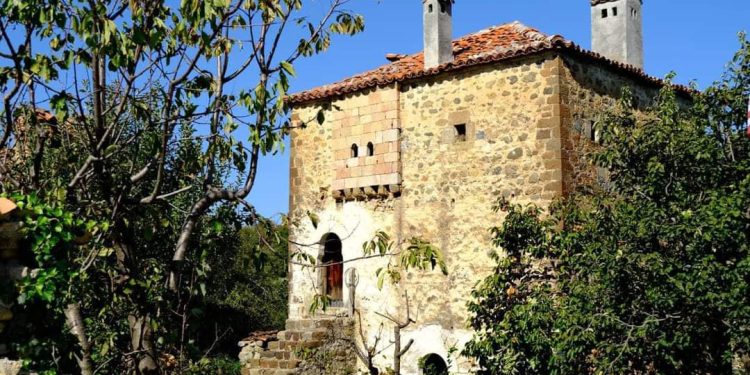 “Vrasja e tre djemve të Lleshit të Zi, nga djali i vëllajt të tij, lëndoi rëndë jo vetëm Gjomarkajt, por gjithë Mirditën dhe Turqia e liroi atë nga burgu, pasi…”/ Historia e panjohur e Derës së Kapidanit të Oroshit