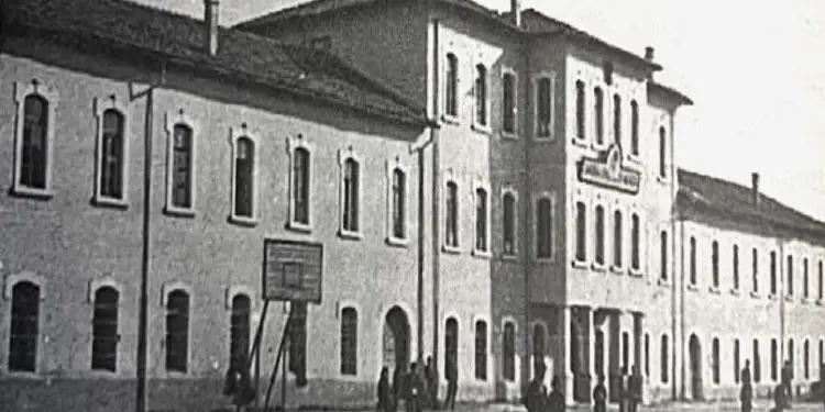 “Mëhill Doçi, në kundërshtim me zinë e Mirditës, do t’i drejtohej komandantit të operacionit, Mehmet Shehut, që ta lejonte të merrte pjesë në ekzekutimin e 14 të arrestuarve…”/ Dëshmia e rrallë e Ahmet Bushatit