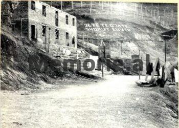 “Nga dritarja e komandës, një tjetër oficer qëlloi me revolver në drejtim të të burgosurve, njëri prej tyre ndali, u ul më gjunjë dhe pa gjakun e vet…”! / Ana e panjohur e Revoltës së Qafë-Barit