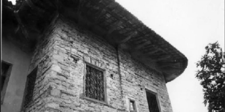 “Pas fjalimit të Shefqet Peçit para gjithë popullit te sheshi bashkisë, skuadra e pushkatimit hapi zjarr mbi tetë të arrestuarit, kurse Qamil Gavoçi, nxori pistoletën…”/ Dëshmia e rrallë e Ahmet Bushatit