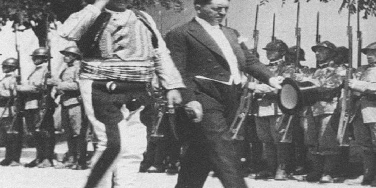 “Pas fjalimit të Shefqet Peçit para gjithë popullit te sheshi bashkisë, skuadra e pushkatimit hapi zjarr mbi tetë të arrestuarit, kurse Qamil Gavoçi, nxori pistoletën…”/ Dëshmia e rrallë e Ahmet Bushatit