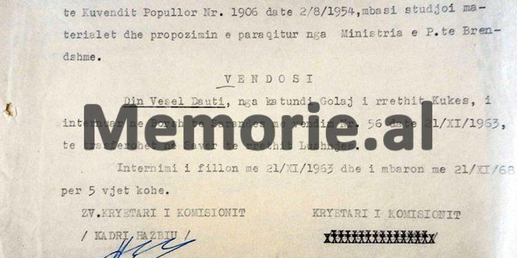 “Mark Ndue Ndoja, banues në Tiranë, nëpunës, me arsim të lartë, shtresë e mesme, përjashtuar nga Partia, i është zgjatur afati i internimit, edhe për…”/ Vendimi i Komisionit Internim-Dëbimeve, viti ‘67