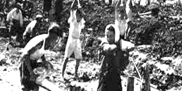 “Në kampin e Bonos, lufta për nji pikë ujë, si për ekzistencë, do t’u shfaqte në tanë shëmtinë e vet ma ekstrem mes të burgosunve, që u shtyjshin mes tyne për jetë a vdekje…”/ Kujtimet e Ahmet Bushatit