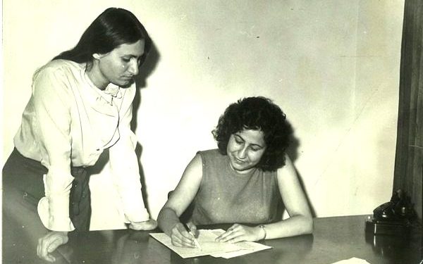 “Nga serenatat e Korçës te këngë himn të muzikë së lehtë në festivalet kombëtare në Radio-Televizion dhe Trieste …”/ Rrugëtimi i “Mbretëreshës” së teksteve që i këndoi shpirtit të një kombi