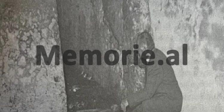 “Aq shumë më kishte torturue hetuesi, Ali Xhunga, saqë s’lëvizja dot dhe më mbanin policët për krahësh e, kur ai më futi tytën e revoles në gojë, që unë të hapja sytë, luta zotin…”/ Kujtimet e Ahmet Bushatit