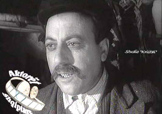 “Todi Thanasi ishte mjaft kërkues për rritjen e shkallës së aktrimit dhe për të realizuar rolet, ai studionte më parë…”/ Historia e aktorit e regjisorit që iku i ri, por la gjurmë në teatrin e Durrësit dhe në kinematografi