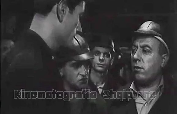 “Todi Thanasi ishte mjaft kërkues për rritjen e shkallës së aktrimit dhe për të realizuar rolet, ai studionte më parë…”/ Historia e aktorit e regjisorit që iku i ri, por la gjurmë në teatrin e Durrësit dhe në kinematografi