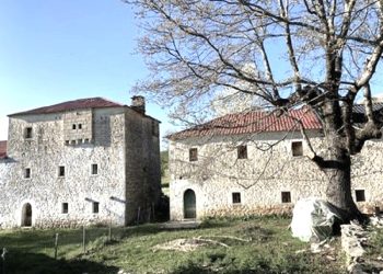 “Nëse do ta kundrosh Shqipërinë së epërmi, është Macukulli, fshati ku na magjepsin lulet e kumbullave, por njeriu ia ka kthyer shpinën kësaj perle…”/ Reportazh nga fshatrat e braktisur të Matit dhe Mirditës