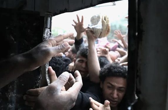 “Nga bombardimet, krahas shumë të vdekurve, mjekes palestineze Alaa al-Najjar, në rripin jugor të Gazës, nga dhjetë fëmijë që kishte, ju vranë nëntë, pasi…”/ Refleksionet e shkrimtarit të njohur