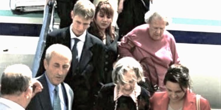 Plot 23 vite më parë, u kthye në atdhe Familja Mbretërore Shqiptare