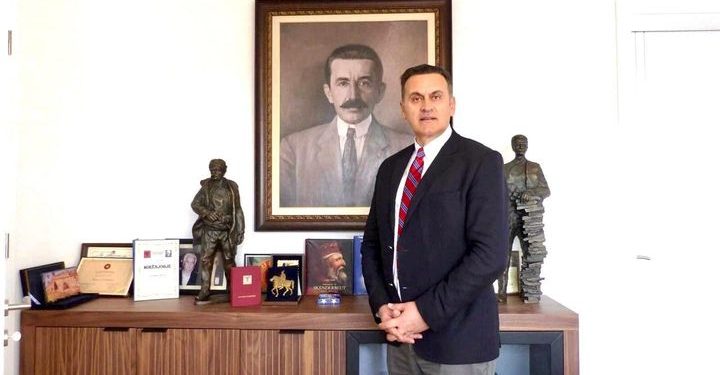 “Gazetari serb Mifi L., publikoi dëshmi mbi djegjen e kufomave të shqiptarëve në shkritoren e aluminit të Surdulicës, por edhe të tjera në Serbi e Kosovë, ku…”/ Libri i politikanit të njohur, që akuzon Serbinë.