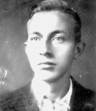 “Pasi më shau nga nëna dhe më tha; ‘qen’, Mihallaq Ziçishti u ngrit nga karrigia dhe më ra më grusht në nofull, sa që më theu dhëmballën e, më lau në gjak…”/ Kujtimet e ish-të burgosurit politik, Uran Kalakulla