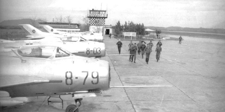 “Duam të ndërtojmë një aerodrom më në Veri, për të goditur në thellësi të Jugosllavisë, – na thanë drejtuesit e Ministrisë së Mbrojtjes me në krye Beqir Ballukun…”/ Dëshmia e rrallë e specialistit të aerodromeve ushtarake