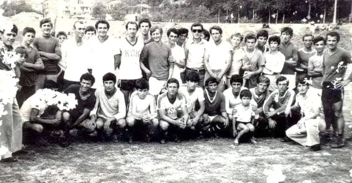 “Derbi ‘Jonian’ mes Himarës dhe ‘Butrinit’, mbahej gjallë nga Simo Kallushi dhe i plotfuqishmi zonës, polic Luftari, që u thoshte arbitrave…”/ Historia e panjohur e ekipeve rivale, që “ndiznin” qytetet e vogla