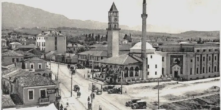 “Tirana e viteve 1930-’40-të, në disa foto të rralla, pjesë librash, albumesh e artikuj revistash italiane, të papublikuara kurrë më parë, pasi…”/ Imazhet e rralla të kryeqytetit shqiptar, që s’janë më!
