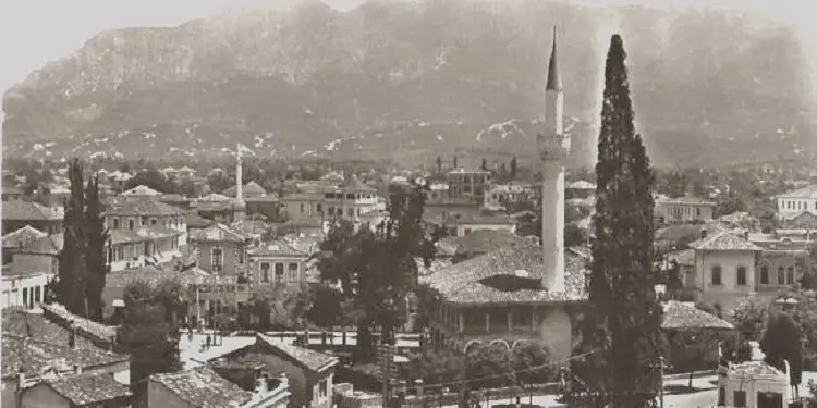 “Tirana e viteve 1930-’40-të, në disa foto të rralla, pjesë librash, albumesh e artikuj revistash italiane, të papublikuara kurrë më parë, pasi…”/ Imazhet e rralla të kryeqytetit shqiptar, që s’janë më!