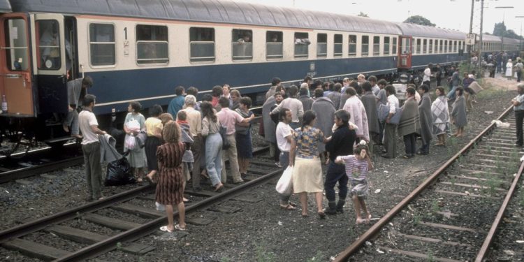 “Ervis Gega me familjen e saj, hyri në ambasadën gjermane në korrik 1990, duke i dhënë rryshfet policëve dhe…”/ Shkrimi i gazetës së njohur gjermane “Spigel”, për drejtuesen e Filarmonisë Klasike të Bonit