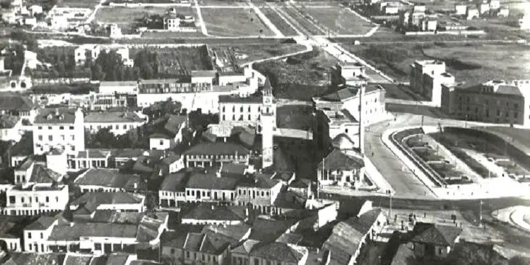 “Tirana e viteve 1930-’40-të, në disa foto të rralla, pjesë librash, albumesh e artikuj revistash italiane, të papublikuara kurrë më parë, pasi…”/ Imazhet e rralla të kryeqytetit shqiptar, që s’janë më!