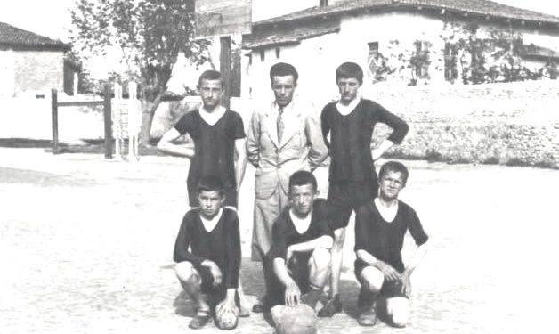 “Pasi e detyruan të zhvishej, e varën për këmbësh, me kokëposhtë, së bashku me një prift katolik, i cili kishte vdekur nga torturat.…”/ Historia e panjohur e Qazim Dervishit, gjyqtari i parë ndërkombëtar i futbollit