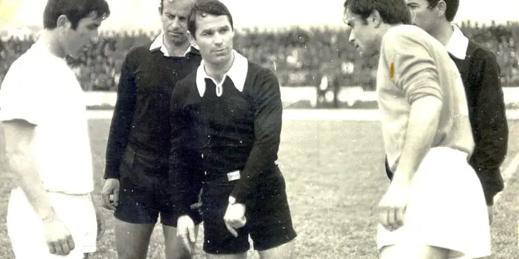 “Derbi ‘Jonian’ mes Himarës dhe ‘Butrinit’, mbahej gjallë nga Simo Kallushi dhe i plotfuqishmi zonës, polic Luftari, që u thoshte arbitrave…”/ Historia e panjohur e ekipeve rivale, që “ndiznin” qytetet e vogla