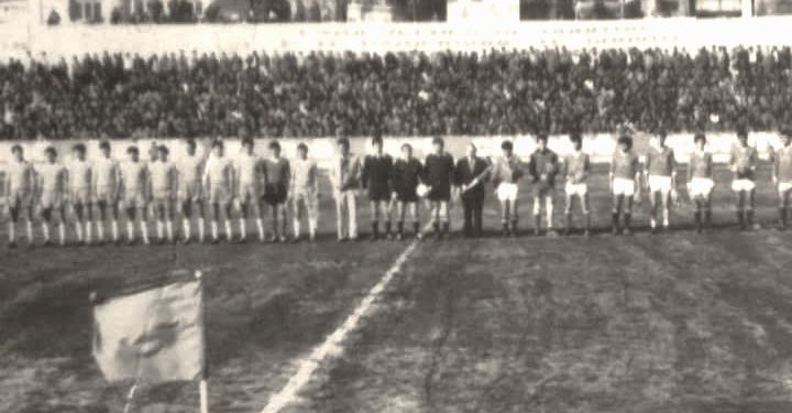 “Derbi ‘Jonian’ mes Himarës dhe ‘Butrinit’, mbahej gjallë nga Simo Kallushi dhe i plotfuqishmi zonës, polic Luftari, që u thoshte arbitrave…”/ Historia e panjohur e ekipeve rivale, që “ndiznin” qytetet e vogla