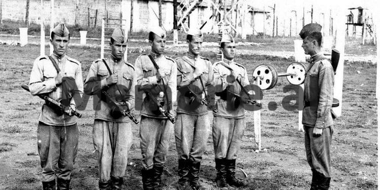 “Pasi pushuan krismat e ‘kallashnikovëve’ e mitrolozëve dhe komandanti lab i kampit, Barjam Korvafaj, s’la gjë pa na sharë dhe ofenduar, u tha se rojet kishin vrarë…”/ Kujtimet e Uran Kalakullës për kampin e Rubikut