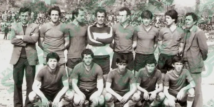 “Derbi ‘Jonian’ mes Himarës dhe ‘Butrinit’, mbahej gjallë nga Simo Kallushi dhe i plotfuqishmi zonës, polic Luftari, që u thoshte arbitrave…”/ Historia e panjohur e ekipeve rivale, që “ndiznin” qytetet e vogla