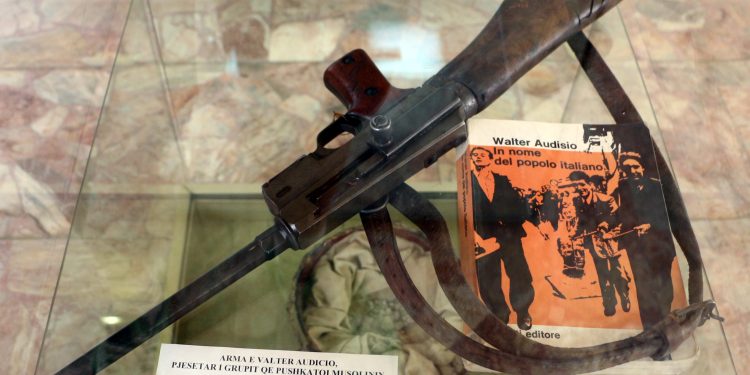 “Me ftesë të Hysni Kapos, Valter Audicio erdhi në Shqipëri dhe u akomodua në një nga vilat e plazhit të Durrësit, ku vinte për ta takuar edhe…”! / Dëshmia e rrallë e përkthyesit të kolonelit që vrau Duçen