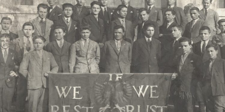 “Pasi e detyruan të zhvishej, e varën për këmbësh, me kokëposhtë, së bashku me një prift katolik, i cili kishte vdekur nga torturat.…”/ Historia e panjohur e Qazim Dervishit, gjyqtari i parë ndërkombëtar i futbollit