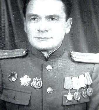 “Një ditë, kapterët e lidhën grekun Taso dhe komandanti i kampit, Barjam Korvafa, e zuri prej gryke, ashtu siç zë me dhëmbë ujku dashin dhe ai ra pa ndjenja në tokë, por…”! / Kujtimet e Uran Kalakullës