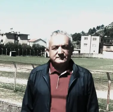 “Kur Arsen Hoxha u tha delvinjotëve; ju keni rënë dakord, që të fitojë Saranda, ata protestuan, takimi u mbyll 1-1 dhe policia e mori arbitrin, duke…”! / Dëshmia e rrallë e “Pupes”, personazhit mitik të Delvinës