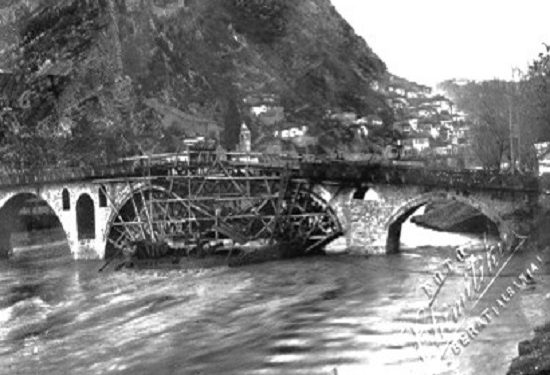 “Tre fatëkeqësi të rënda pllakosën fondin e tij; më 13 shtator 1944, i u dogj shtëpia dhe arkivi në ‘Goricë’, në shkurt 1954, stuhia i shkatërron studion, më 1962, lumi Osum i…”/ Historia e panjohur e “Marubit” të Beratit