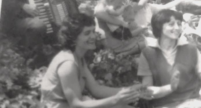 “Kudo në Burrel e shihje Adhamin, duke mësuar nxënës për kitarë, fizarmonikë, këngë dhe në të gjitha eventet festive ku talenti i tij në kompozim…”/ Historia e panjohur e muzikantit që realizoi vetë kitarën elektrike në vitet ’70-të