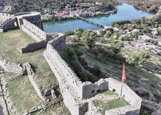 “Pas marrjes së kështjellës në dorëzim nga Ahmed Evrenozi, kisha u shndërrua xhami garnizoni dhe një minare…”! / Historia e panjohur e kishës-xhami në Rozafat, pengu shekullor i Shkodrës