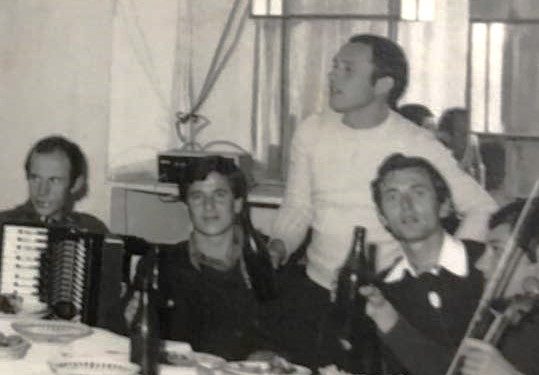 “Kudo në Burrel e shihje Adhamin, duke mësuar nxënës për kitarë, fizarmonikë, këngë dhe në të gjitha eventet festive ku talenti i tij në kompozim…”/ Historia e panjohur e muzikantit që realizoi vetë kitarën elektrike në vitet ’70-të