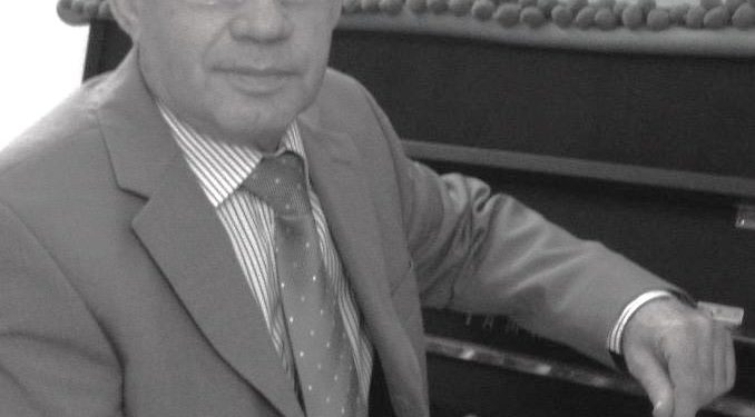 “Kudo në Burrel e shihje Adhamin, duke mësuar nxënës për kitarë, fizarmonikë, këngë dhe në të gjitha eventet festive ku talenti i tij në kompozim…”/ Historia e panjohur e muzikantit që realizoi vetë kitarën elektrike në vitet ’70-të